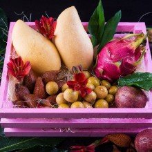 Коробка с экзотическими фруктами