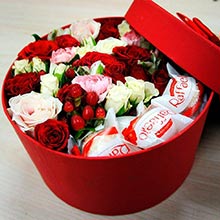 Красивая и оригинальная коробка вкусных конфет с цветами